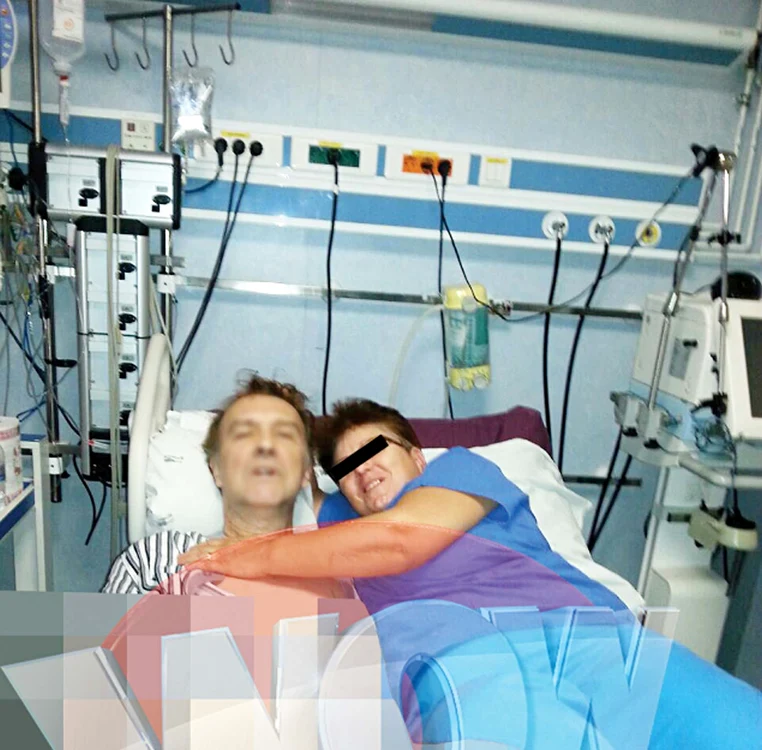 Aceasta este fotografia  în care  o infirmieră  apare lângă artistul  aflat la Terapie Intensivă