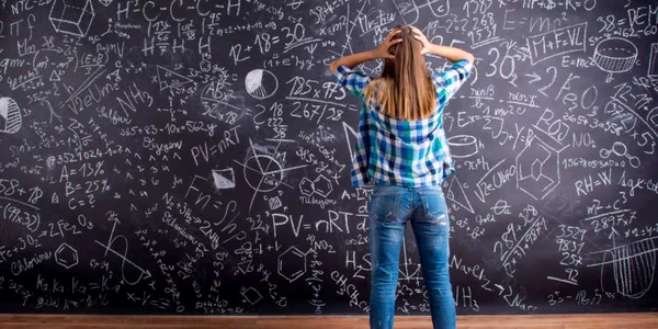 studenta eleva ecuatii tabla matematica foto 123rf com