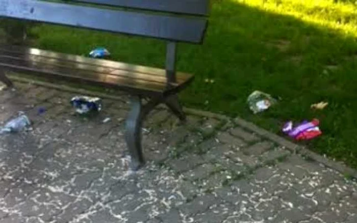 Poliţia Locală îi amendează pe craiovenii care aruncă pe jos coji de seminţe şi mucuri de ţigară