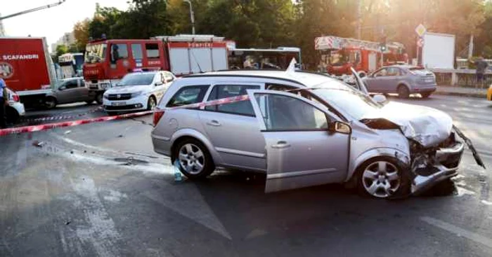 Un autobuz STB a căzut în Dâmboviţa FOTO ISU