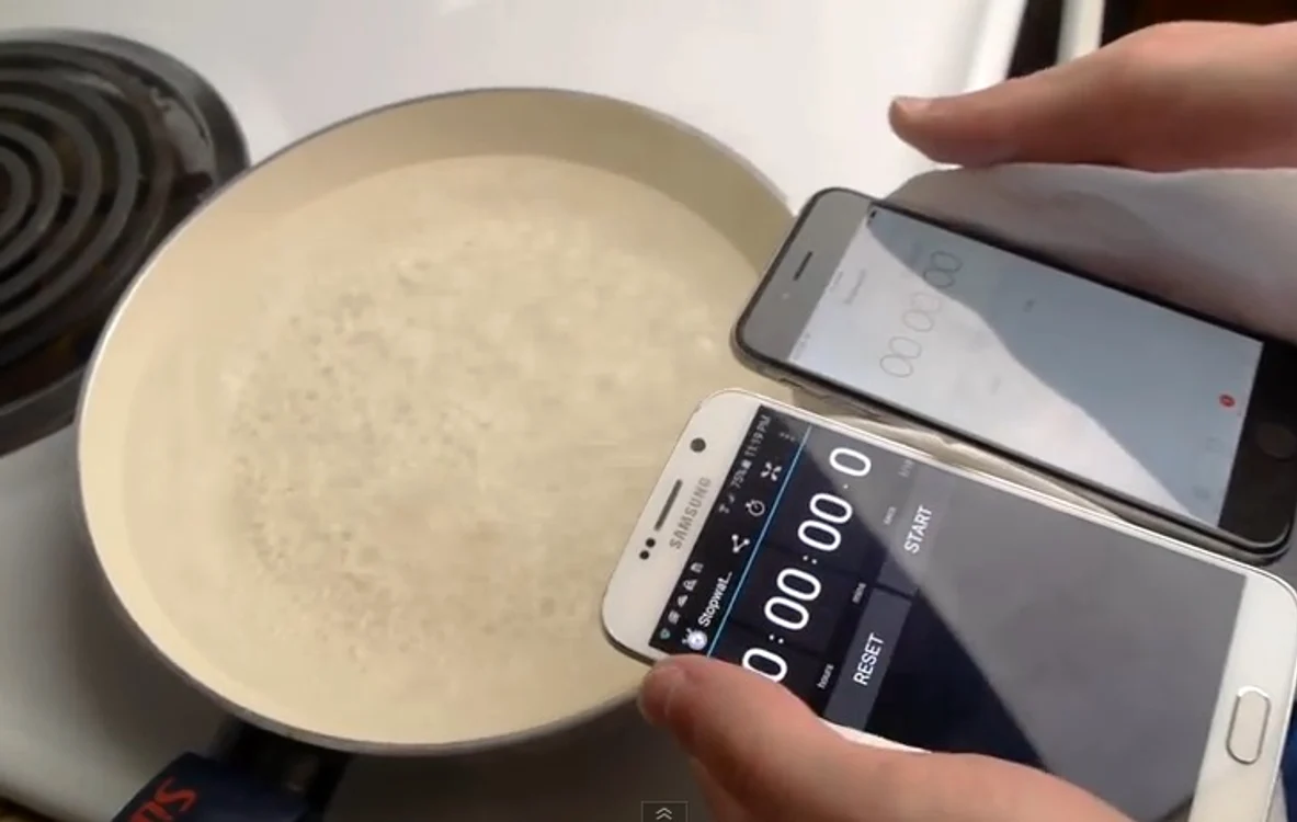 
    Din păcate, niciunul dintre telefoane nu este rezistent la scufundarea în apăcaptură: YouTube  