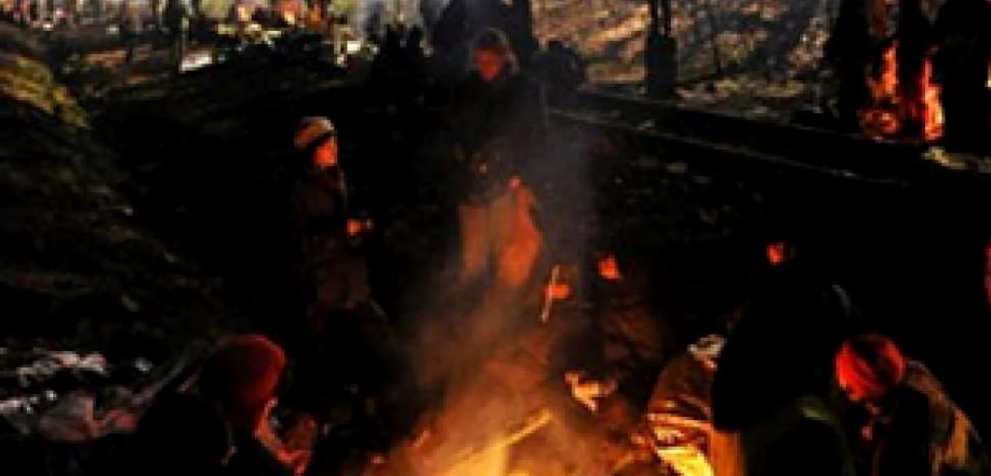 Protestatarii au făcut focul pe calea ferată