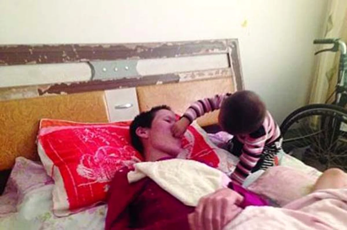 Cel mic o ajută pe mama lui să mânânce