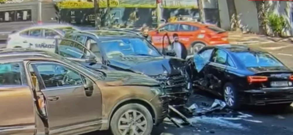 Primele imagini cu Toto la locul accidentului în care a fost implicat. Fiul lui Ilie Dumitrescu este căutat de Poliție după ce a fugit