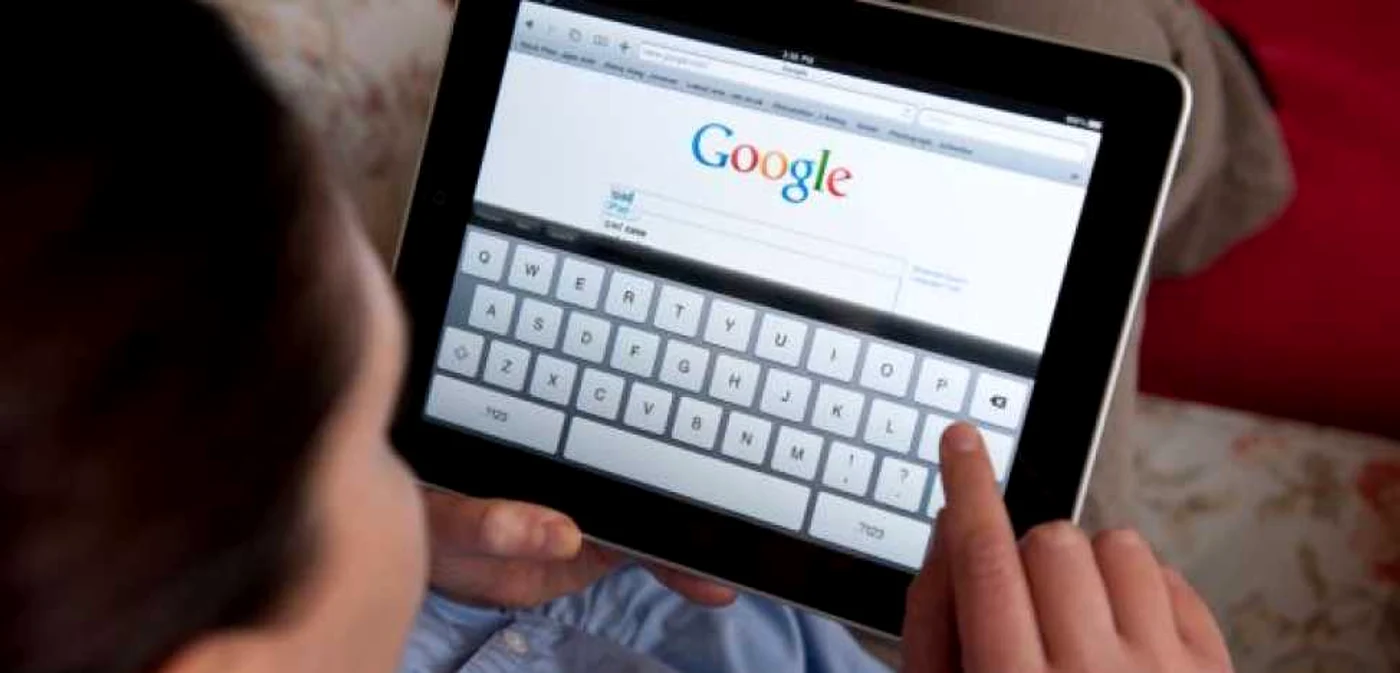 La capitolul documentare pe Internet, Google este preferat, fiind folosit de 77% din românii care se informează online. Cei mai mulţi consideră că dacă se documentează online vor găsi cele mai mici preţuri, promoţii şi reduceri. FOTO Arhivă
