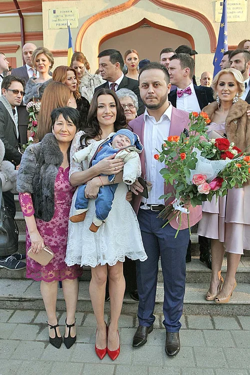 Cântăreaţa a cumpărat în 2008 un apartament pe credit şi acum plăteşte dublu.Ea spune că fără soţu l ei Gabi Bădălău ar fi pierdut locuinţaFoto Arhivă Personală