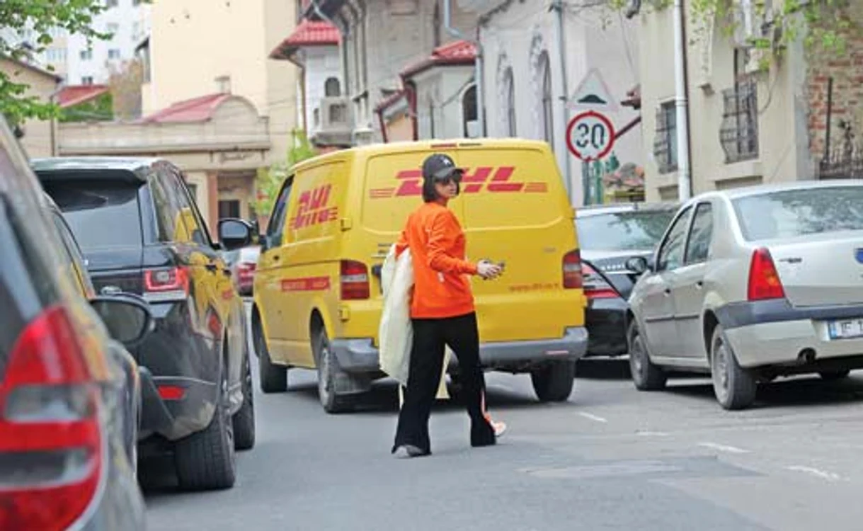 
    E tare mândră de  bolidul ei de fiţe  