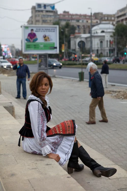 Nadine a pozat în costum popular pentru Dorin Negrău. (Foto: Cătălin Mihai)