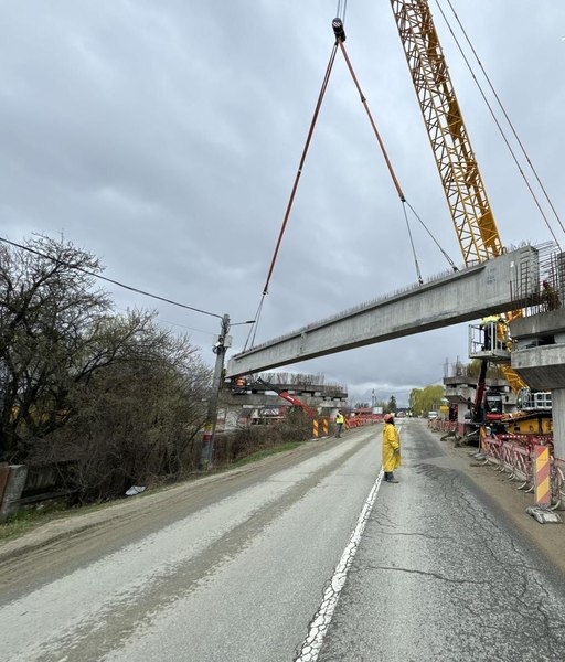 Imagini spectaculoase de pe șantierul autostrăzii Sibiu-Pitești. Se montează grinzile din beton într-o zonă dificilă FOTO