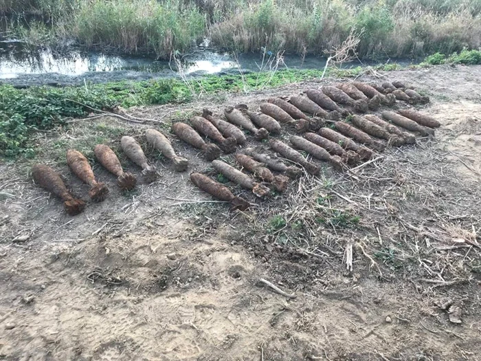 O parte din bombele găsite în canalul de la marginea Aradului FOTO ISU Arad