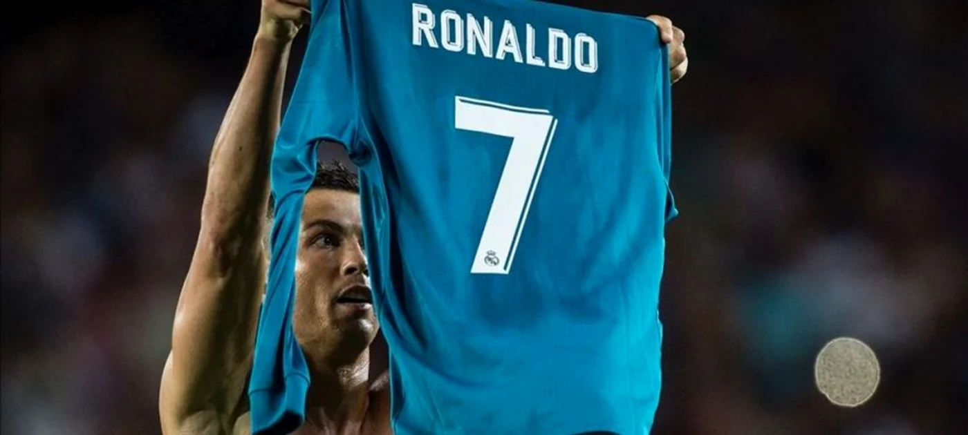Ronaldo le-a arătat tricoul fanilor Barcelonei