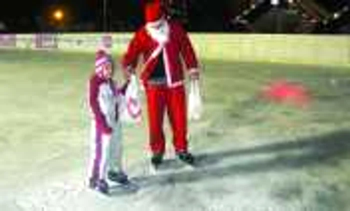 Tinerii pasionaţi de sportul pe gheaţă au patinat alături de Moş Crăciun