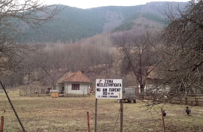 O familie din Apuseni protestează pentru că nu a avut niciodată energie electrică