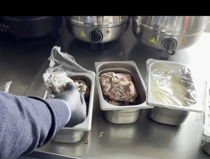 Inspectorii ANPC verifică alimentele servite într-un restaurant de pe Valea Prahivei