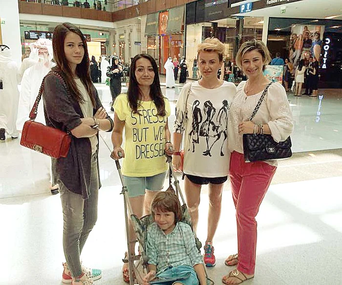 Fetele şi-au făcut de cap în mall