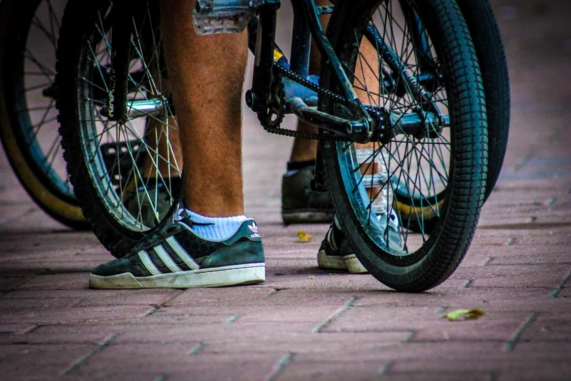 Adolescentul a fost lovit cu un băţ în momentul în care a trecut cu bicicleta prin faţa casei pensionarului FOTO Pixabay