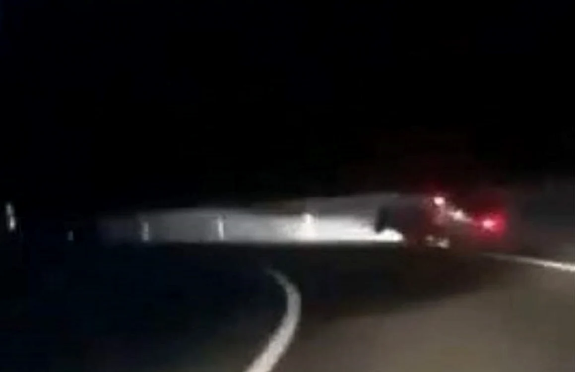 Momentul in care maşina a lovit parapetul, surprins în imagini    Foto: captură video