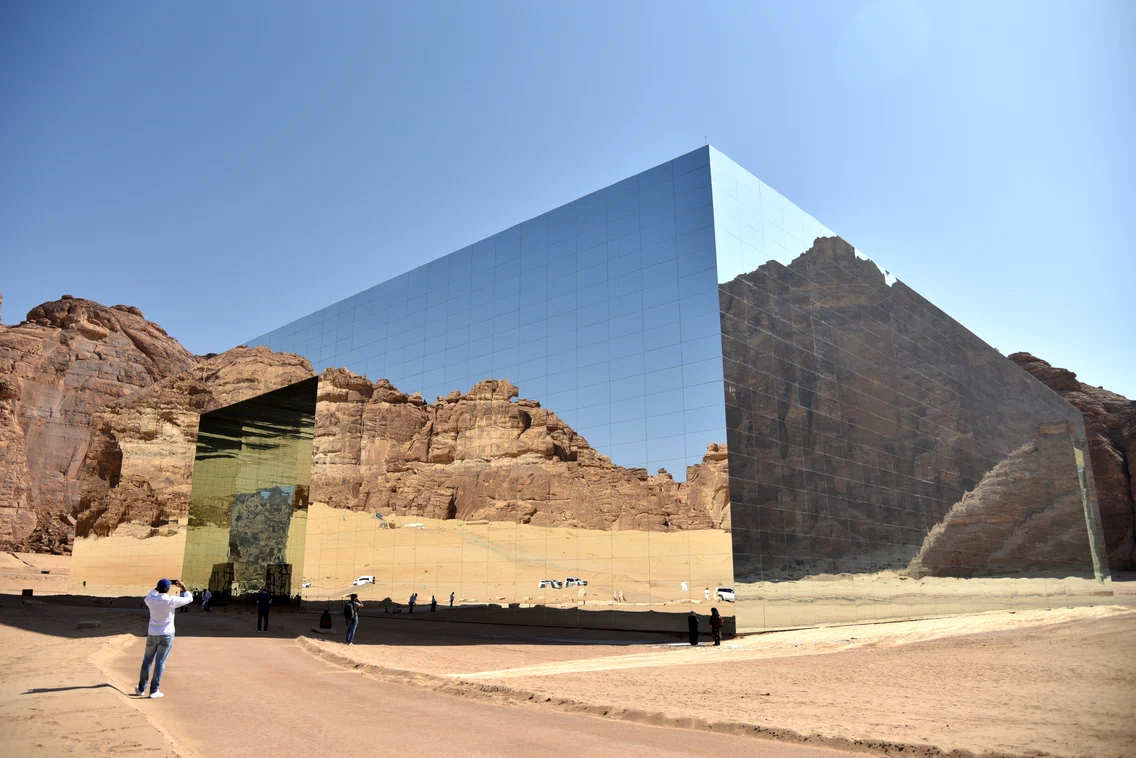 AlUla - cladirea din oglinzi care se pierde in desert Foto Profimedia