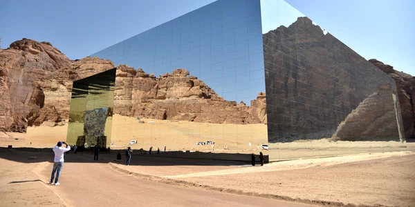 AlUla - cladirea din oglinzi care se pierde in desert  Foto Profimedia