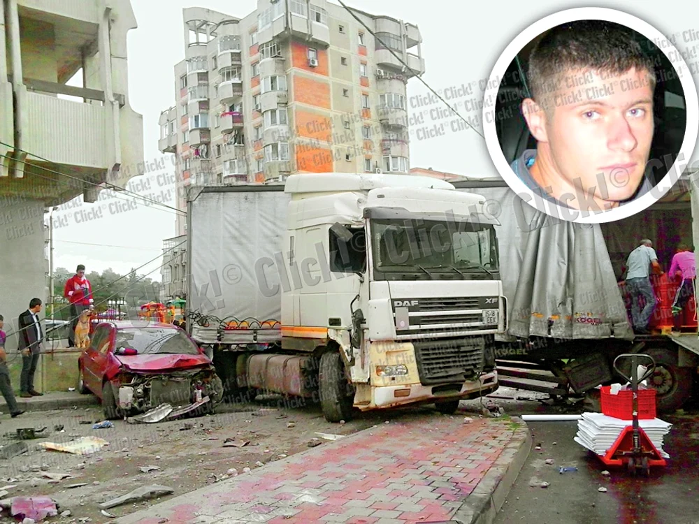 
    Tirul a intrat în plin  într-un autobuz  oprit în staţie  