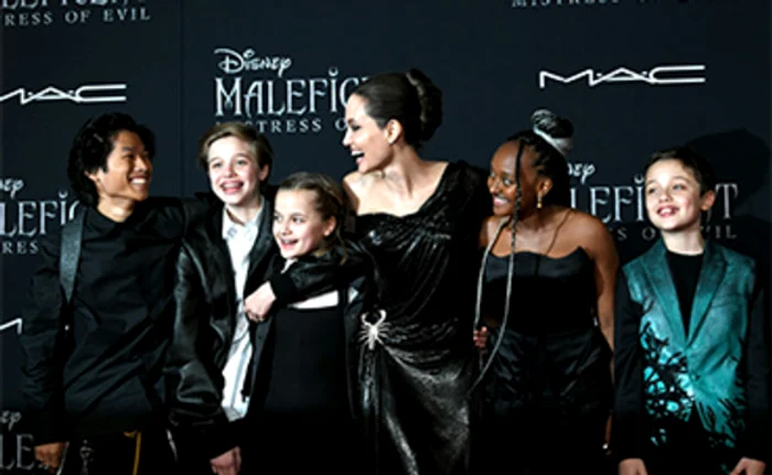 Angelina Jolie (45 de ani), împreună cu 5 dintre copii, Pax (17 ani), Shiloh (14 ani), Vivienne (12 ani), Zahara (16 ani) şi Knox (12 ani)Foto: Getty Images