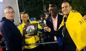 Ziariştii i au oferit tatălui naţionalei de fotbal a Belgiei un catalog cu mânăstirile din România, editat de Alexandrion Group  jpeg