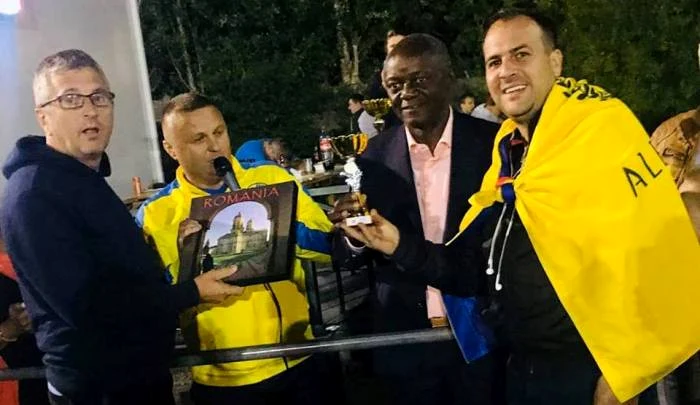 Ziariştii i-au oferit tatălui naţionalei de fotbal a Belgiei un catalog cu mânăstirile din România, editat de Alexandrion Group.