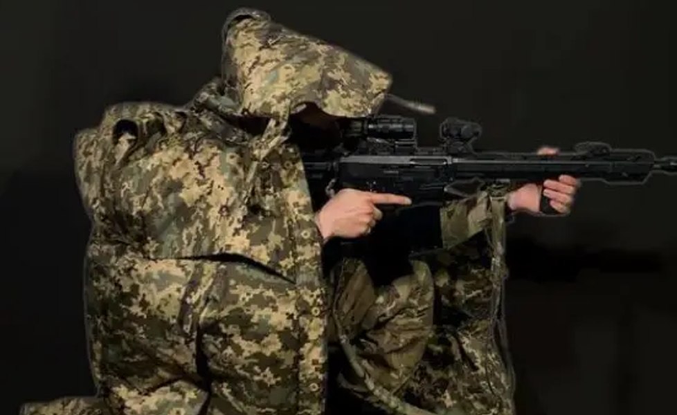 Ultima inovație a ucrainenilor. Pelerina invizibilă care îi protejează pe militari de camerele cu termoviziune și drone