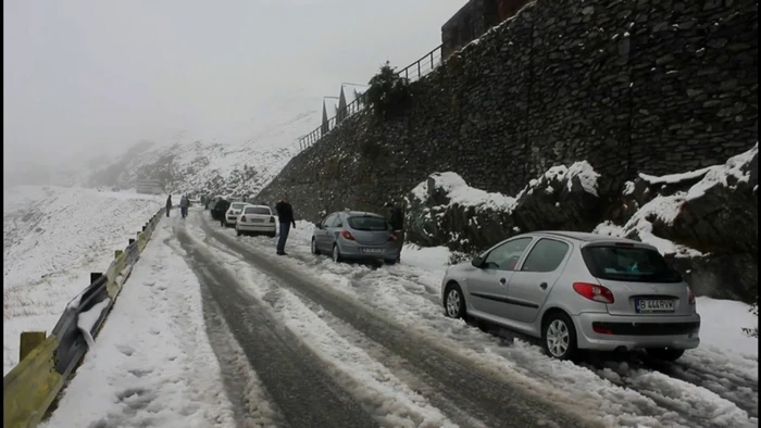 Circulaţia pe Transfăgărăşan se desfăşoară în condiţii de iarnă FOTO Adevărul