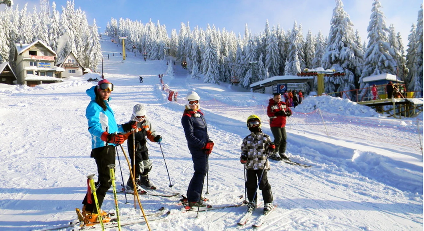 
    Turiștii sunt așteptați să urce pe schiuri în minivacanța de 1 Decembrie  