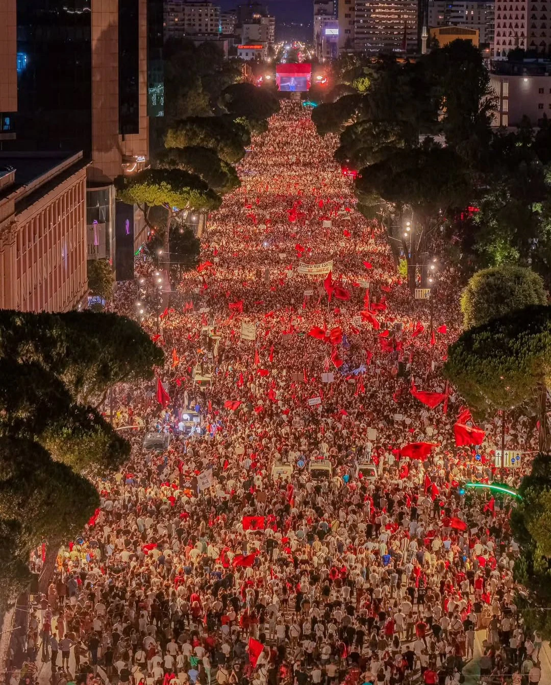 Proteste fără precedent la Tirana împotriva proiectului imobiliar al familiei Trump: „Albania nu e de vânzare"