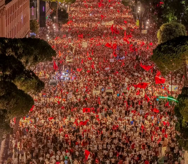 Manifestanți albaneni protestează față de proiectul imobiliar al fiului președintelui SUA