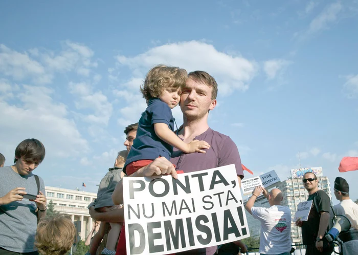 300 de protestatari au cerut ieri demisia lui Victor Ponta