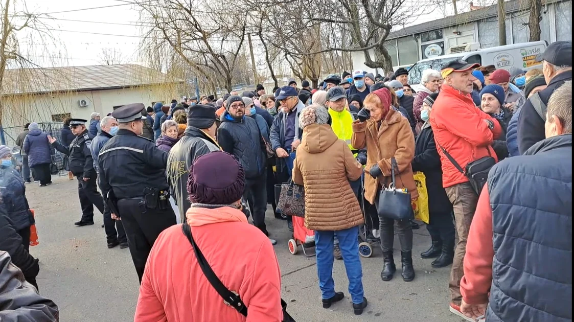 Oamenii au venit cu noaptea în cap să ridice pachete de la UE FOTO: C.Mazilu