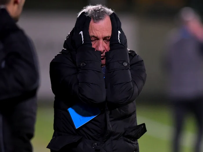 Mircea Rednic s-a luat cu mâinile de cap văzând cât de mult ratează jucătorii lui DinamoFoto: sportpictures.eu