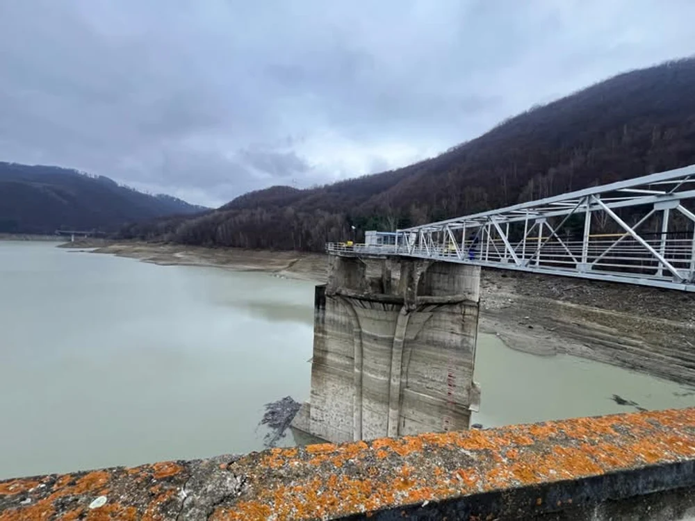 Criza de la Paltinu: când se va relua distribuția apei către oamenii din Prahova