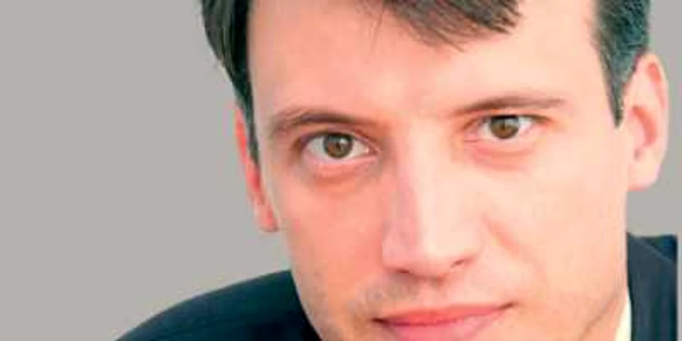 Lucrează de 15 ani  în industria de IT&C