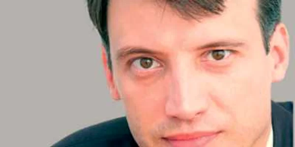 Lucrează de 15 ani  în industria de IT&C