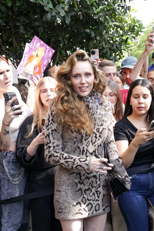 Miley Cyrus s-a întâlnit cu fanii ei la Paris (Foto: Profimedia)