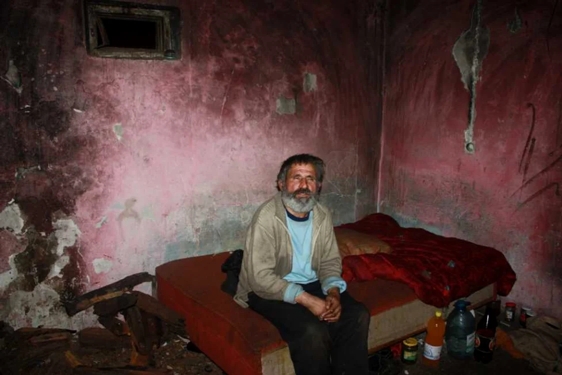 Cele 11 persoane au fost nevoite să-şi împartă spaţiul cum au putut mai bine, cămăruţele fiind şi bucătărie şi dormitor FOTO: Adevărul/ Bianca Sara