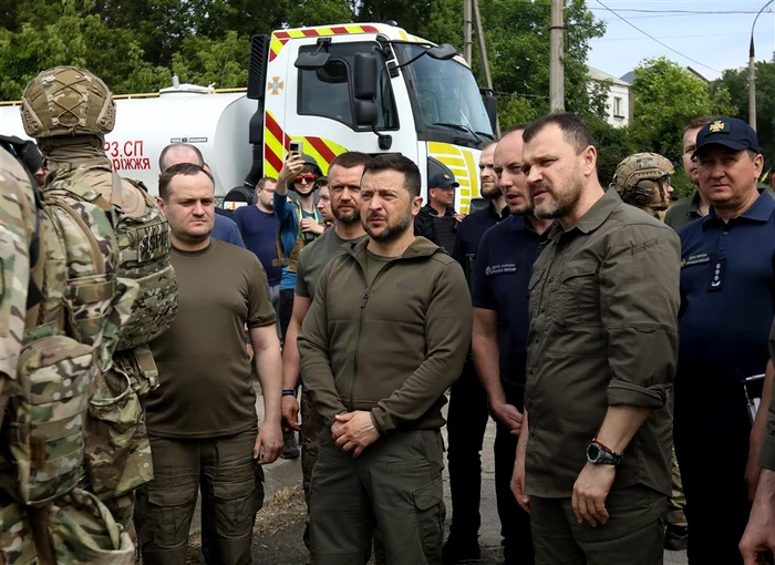 Volodimir Zelenski (în centrul imaginii) în zona sinistrată din Herson FOTO EPA-EFE