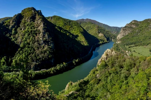 Defileul Oltului - Vâlcea văzut de pe Cozia Foto Sălătrucel - Parcul Naţional Cozia