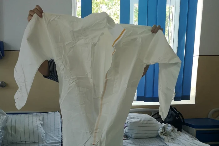 
    Bătrânica era bucuroasă că a primit un combinezon la externareFoto: Facebook / Andreea Luca Barna  