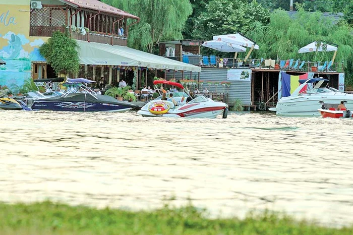 Lacul Snagov s-a transformat  într-un adevărat  ”bulevard”.  Sunt bărci parcate peste tot