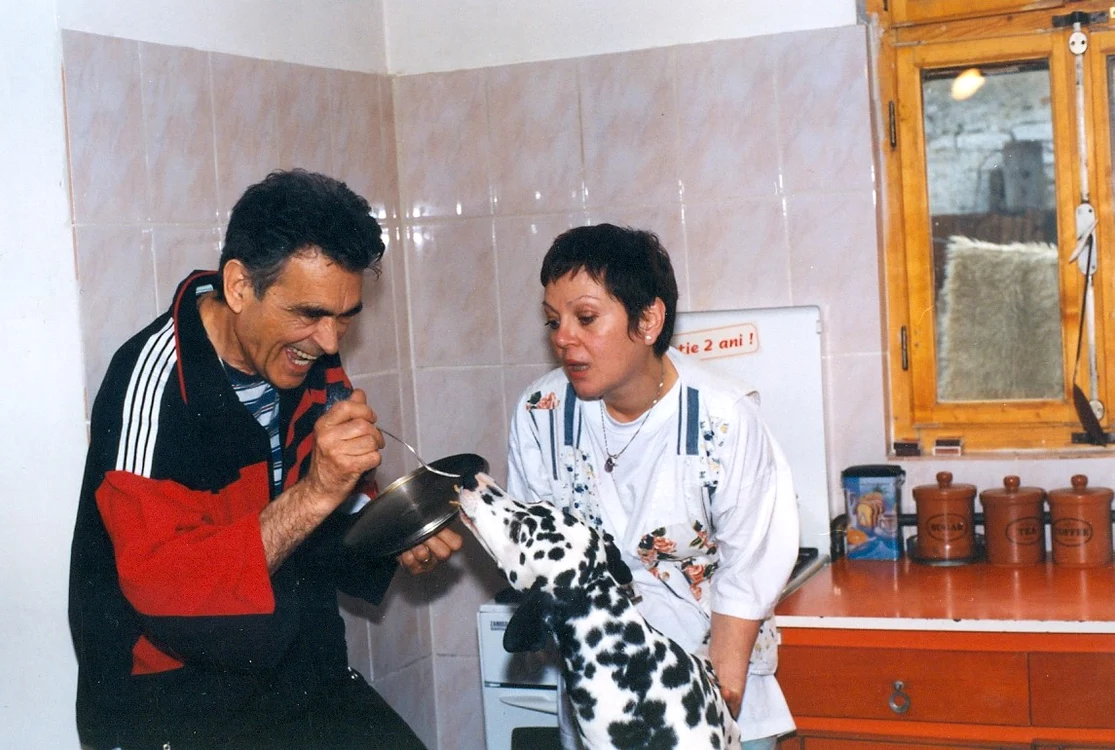 
    Iura și Anca Pandrea au crescut și un dalmațian pe care actorul adora să îl hrănească folosind tacâmurifoto: arhivă personală  