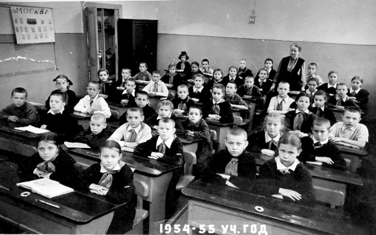 Deși mulți nostalgici o laudă, școala pe vremea comunismului era îngrozitoareFoto: onlinereport.ro