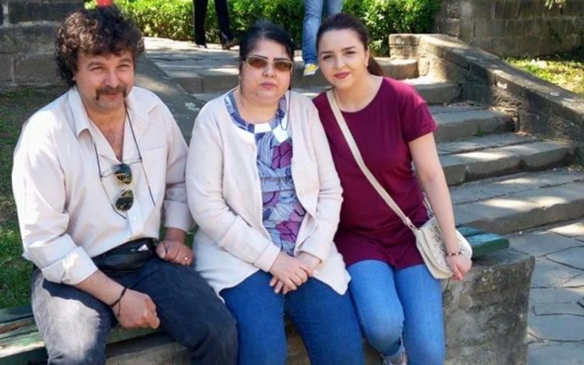 
    Aurelia Stamate, încadrată de soț și de fiica lor foto: Adevarul.ro  