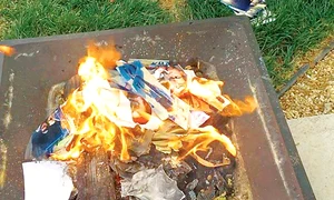 Scottine a ars toate pozele cu fostul logodnic şi a afişat o satisfacţie care l a  îngrozit pe megastar jpeg