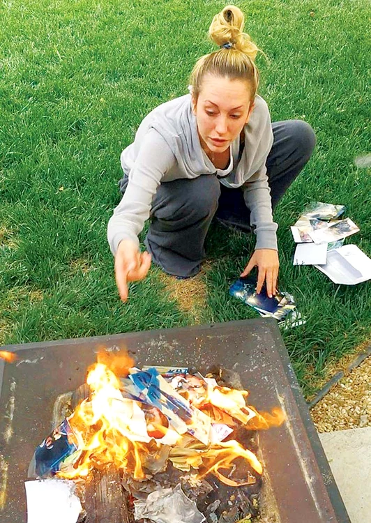 Scottine a ars toate pozele cu fostul logodnic şi a afişat o satisfacţie care l-a  îngrozit pe megastar