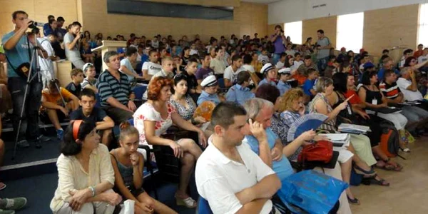 Sala de şedinţe a Consiliului Judeţean Olt din Slatina a fost luată cu asalt de elevii participanţi